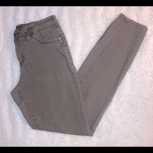 Royalty- WannaBettaButt?